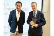 Germán Barrios Expte. CES recibe premio de Vicente Andrés CCOO 2