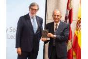 Pablo Muñoz Expte. CES recibe premio de Santiago Aparicio CEOECyL 2