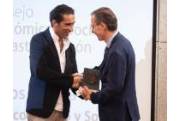Germán Barrios Expte. CES recibe premio de Vicente Andrés CCOO