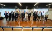 Foto premiados y autoridades en el escenario Salón de Actos