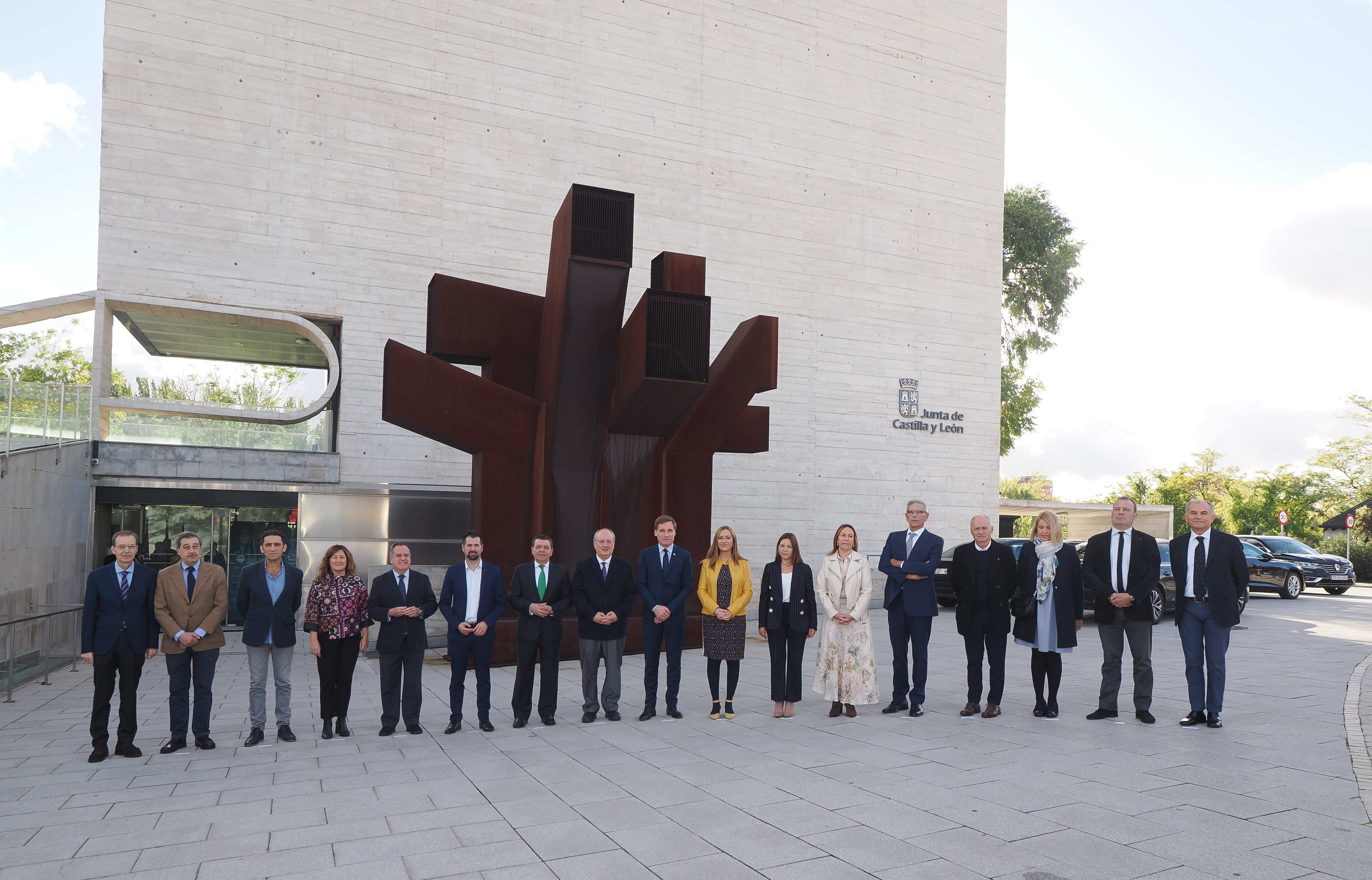 Foto de atoridades asistentes al Pleno extraordinario del CES CyL - Visita del Presidente del CESE