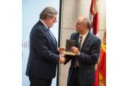 Pablo Muñoz Expte. CES recibe premio de Santiago Aparicio CEOECyL